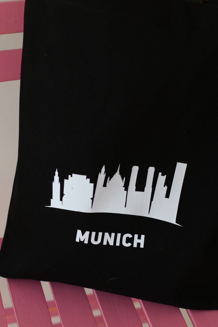 Eco-friendly shopping bag black or white Munich 013S01