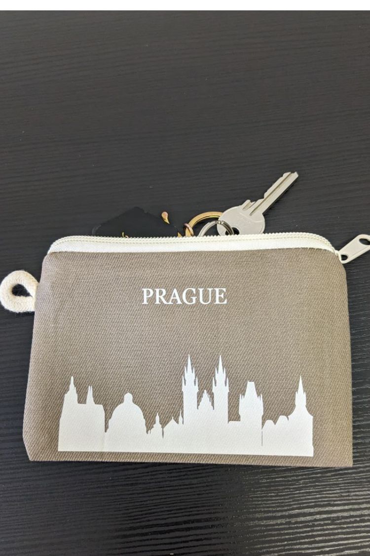 Schlüsseletui mit europäischem Aufdruck „Prag 016S“.